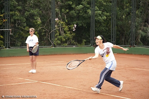 Maya, Bruce and Linda playing tennis 